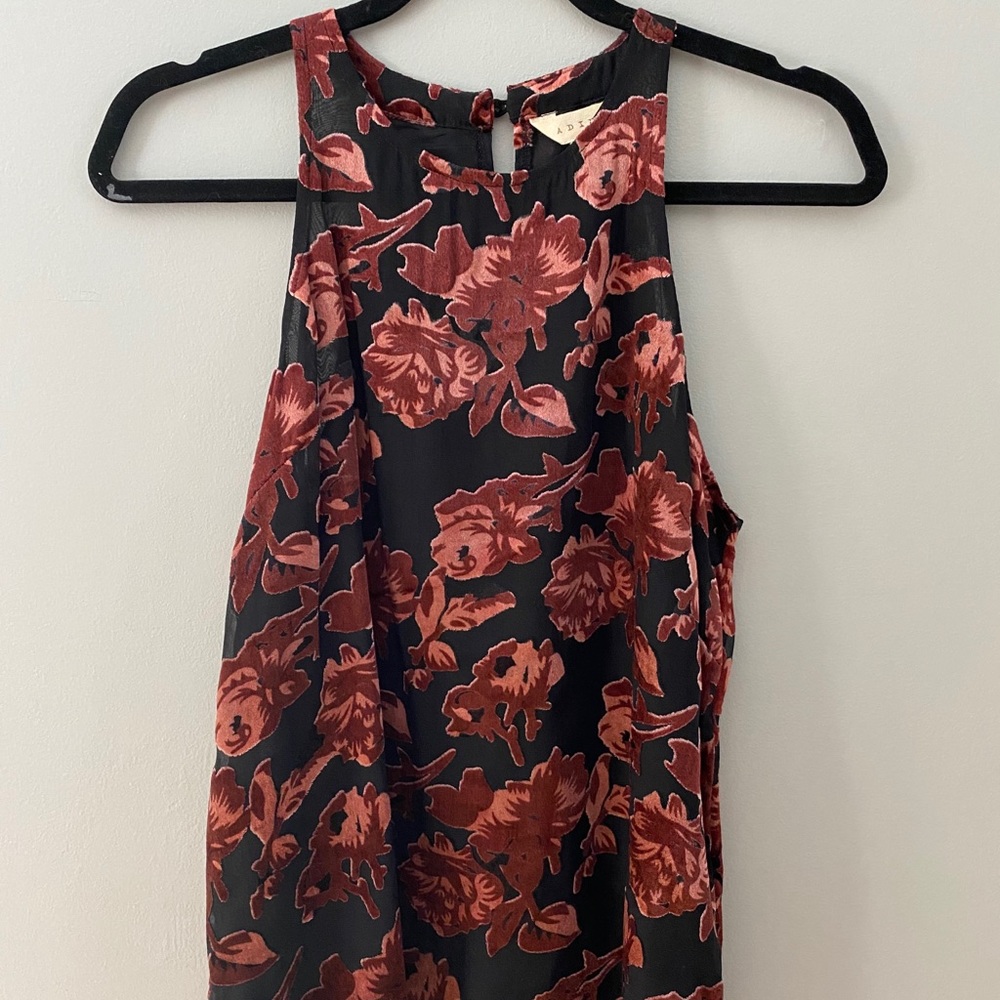 crew neckline tank top